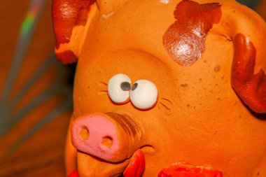 Bir çiçeğe aşık şaşı gözlü domuz yavrusu ve pençelerinde kırmızı bir kalp Sevgililer Günü 'nü ve 8 Mart Sevgililer Günü' nü, Anneler Günü 'nü kutluyor.