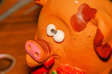 Bir çiçeğe aşık şaşı gözlü domuz yavrusu ve pençelerinde kırmızı bir kalp Sevgililer Günü 'nü ve 8 Mart Sevgililer Günü' nü, Anneler Günü 'nü kutluyor.