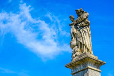 Mezardaki Meryem Ana 'nın güzel taş heykeli.