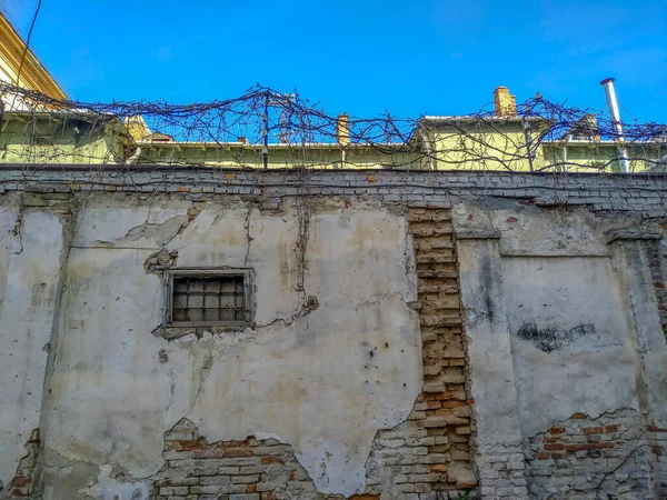Ruinas Una Antigua Casa Ladrillo Ciudad —  Fotos de Stock