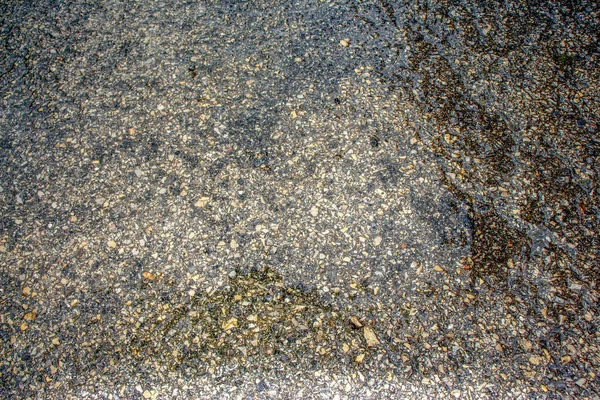 雨後のアスファルトの濃い灰色粒状の質感 — ストック写真