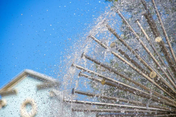 Prachtige Waterstralen Een Fontein Bij Warm Weer Juli — Stockfoto