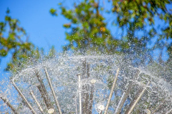 Beaux Jets Eau Dans Une Fontaine Par Temps Chaud Juillet — Photo