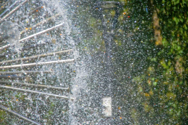Gyönyörű Vízsugarak Egy Szökőkútban Meleg Időben Júliusban — Stock Fotó