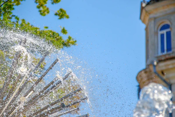 Prachtige Waterstralen Een Fontein Bij Warm Weer Juli — Stockfoto