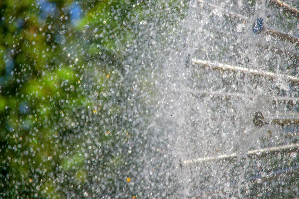 Красивые Струи Воды Фонтан Жаркую Погоду Июле — стоковое фото