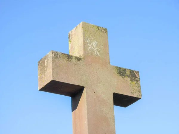 Ένας Πολύ Παλιός Καθολικός Χριστιανικός Πέτρινος Σταυρός Ένα Νεκροταφείο Κατάφυτο — Φωτογραφία Αρχείου