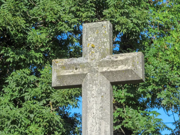 Uma Cruz Pedra Cristã Católica Muito Antiga Cemitério Coberto Musgo — Fotografia de Stock