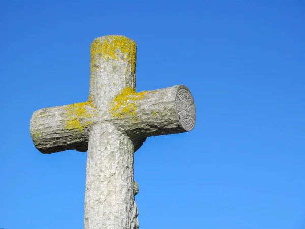 Velmi Starý Křesťanský Kamenný Kříž Hřbitově Zarostlém Mechem — Stock fotografie