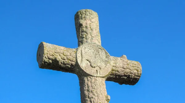 Uma Cruz Pedra Cristã Católica Muito Antiga Cemitério Coberto Musgo — Fotografia de Stock