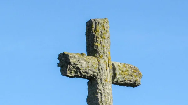 Uma Cruz Pedra Cristã Católica Muito Antiga Cemitério Coberto Musgo — Fotografia de Stock