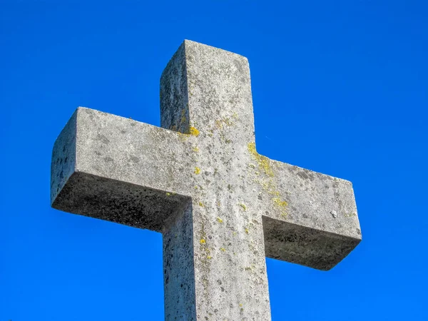 Ένας Πολύ Παλιός Καθολικός Χριστιανικός Πέτρινος Σταυρός Ένα Νεκροταφείο Κατάφυτο — Φωτογραφία Αρχείου