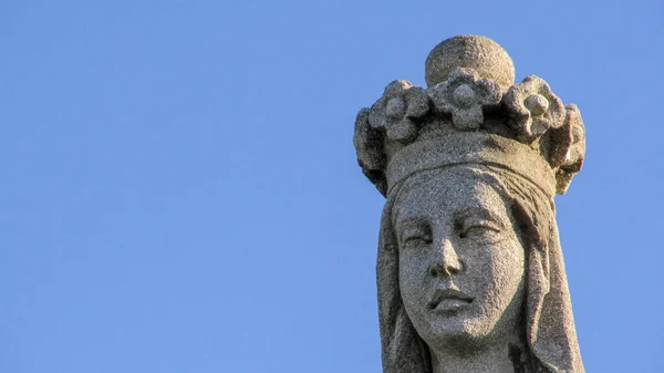 Каменный Памятник Деве Марии Божией Матери Фоне Неба — стоковое фото