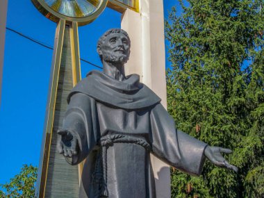Kurtuluş Bulutu 'nun yanındaki Aziz Francis anıtı. Ternopil, Ukrayna