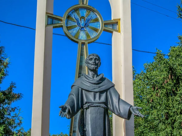 Kurtuluş Bulutu 'nun yanındaki Aziz Francis anıtı. Ternopil, Ukrayna