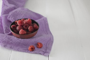 Beyaz Arkaplanda Beyaz Kasede Taze Ahududu