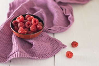 Beyaz Arkaplanda Beyaz Kasede Taze Ahududu