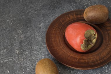 Karanlık bir arka planda hurma. Taze meyve, vejetaryen, sağlıklı yiyecek..