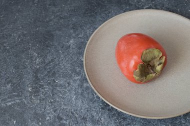 Karanlık bir arka planda hurma. Taze meyve, vejetaryen, sağlıklı yiyecek..