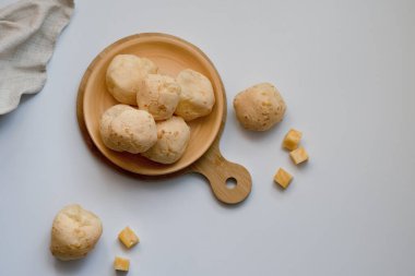 Beyaz arka planda Brezilya peynirli çörekler