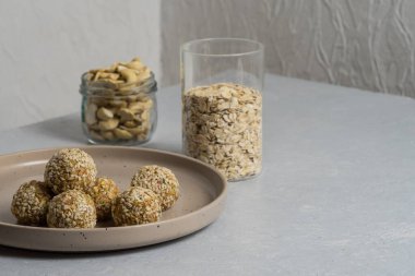 Enerji topları tabakta fındıklı ve yulaflı