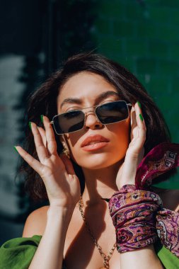 Gözlüklü şık bir kadın. Aksesuarlarda stilist