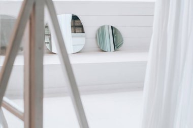 Beyaz arkaplanda soyut, yuvarlak aynalar