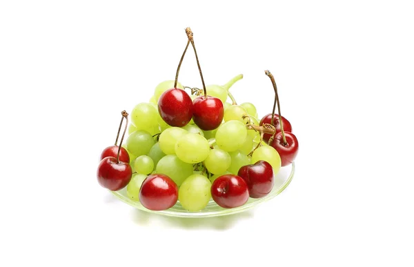 Cereja, cacho de uvas sobre fundo branco — Fotografia de Stock