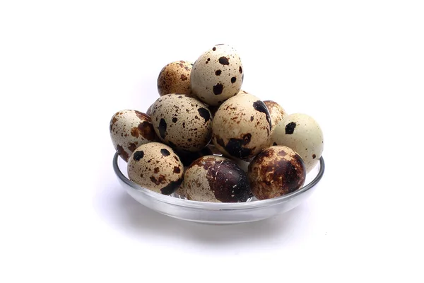 Ovos de codorna, isolados sobre fundo branco — Fotografia de Stock