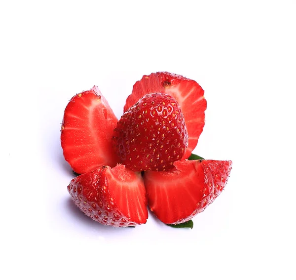 Fresas con hojas. Aislado sobre un fondo blanco — Foto de Stock