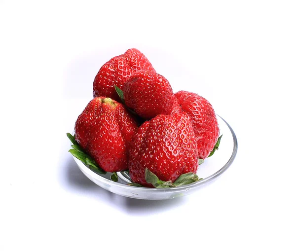 Fresas con hojas. Aislado sobre un fondo blanco —  Fotos de Stock