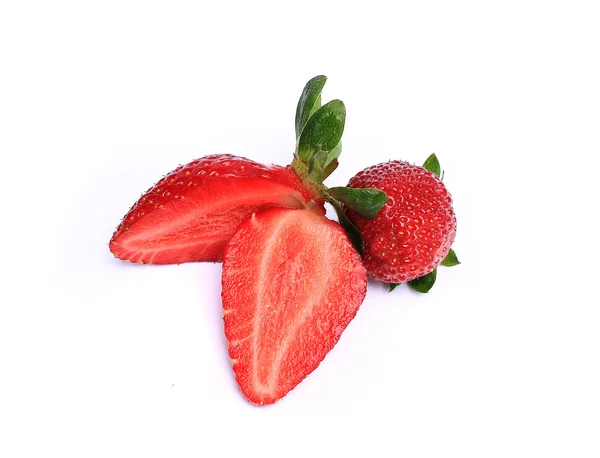 Fresas con hojas. Aislado sobre un fondo blanco —  Fotos de Stock