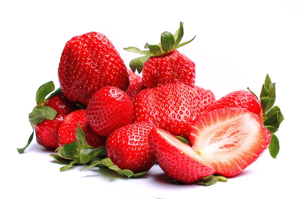 Fresas con hojas. Aislado sobre un fondo blanco — Foto de Stock