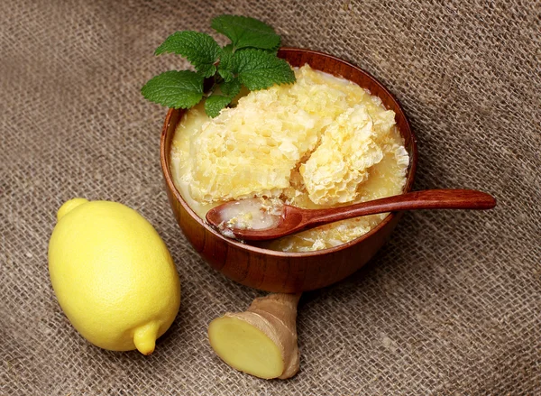 Miel, amarillo limón y menta sobre un fondo aislado — Foto de Stock