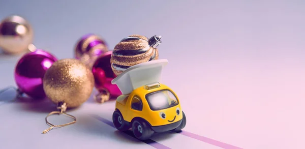 Çocukların arabası Noel oyuncakları taşır. Komik bir yeni yıl hikayesi. Yeni yıl ve Noel. Eğlenceli bir oyuncak Noel toplarını doldurur. Parlak Noel baloları. Metni yazmak için yer.