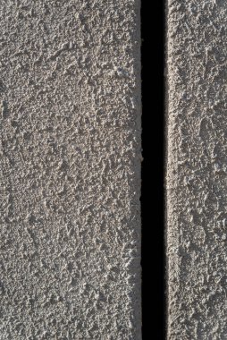 Gri beton doku. Sert duvar. Sert malzeme. Siyah dikey çizgi. Metin resmi eklemek için bir çubuk. Kalıplı beton yüzey. Soyut taş arkaplanı.