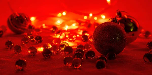 Yeni yıl. İsa 'nın Doğuşu' nun parlak bayramı. Noel oyuncakları. Parlak aydınlatma. Tatil ışıkları. Renkli toplar. Tebrik kartı. Kış tatili.