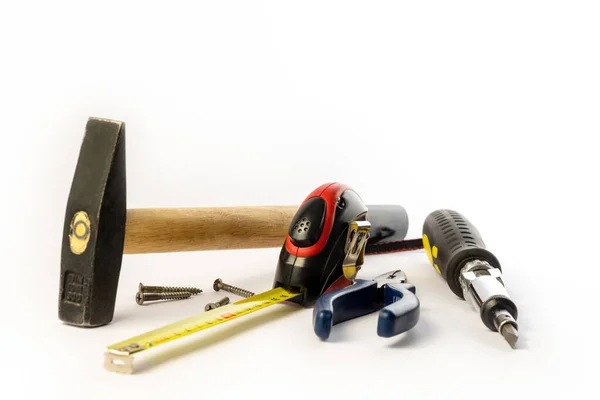 工具和零件的背景是白色的 金属物体 一组修理工具 桌子上有各种零件和零配件 男人的工具A Set Working Tools — 图库照片