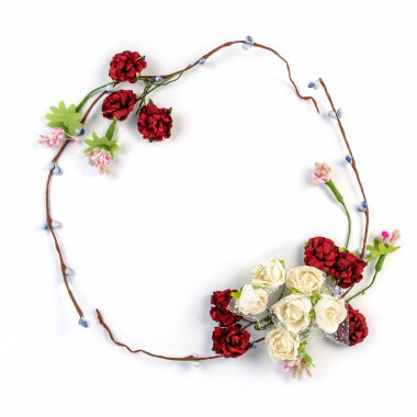 Beyaz arka planda kırmızı ve beyaz çiçekler izole edilmiş. Metin yazmak için boş alanı olan dekoratif fotoğraf çerçevesi. Kartpostallar, çıkartmalar veya sunum tasarımı için.