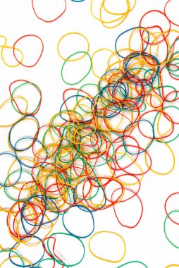 Kırtasiye lastikleri para için, beyaz arka planda izole edilmiş. Renkli lastik ürünler.