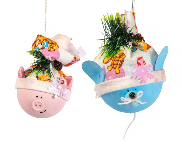 Beyaz izole edilmiş arka planda ev yapımı Noel oyuncakları. Fare ve domuz şeklinde yapılmış toplar. Tatil el sanatları kendi ellerinle. Çocuklar için yaratıcı fikirler. Noel ağacındaki karakterler.