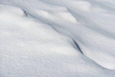 Taze kar desenli arka plan. Beyaz güneşli kar. Köpüklü taze kar. Tasarım için arka plan. Bir kar yığını. Kar gölgelerinin düz çizgileri.