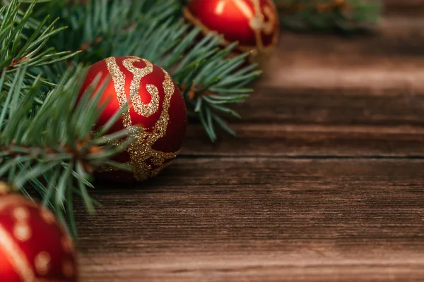 Las Ramas Del Árbol Navidad Cierran Con Bolas Rojas Doradas — Foto de Stock