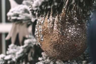 Noel ağacı dizaynı. Altın renkli siyah Noel ağacı. Yeni yıl ve Noel konsepti..