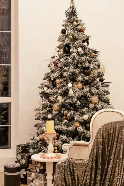 Schöne Leichte Weihnachtsinterieur Kreativer Weihnachtsbaum Mit Schwarzen Geschenkboxen Und Sofa — Stockfoto