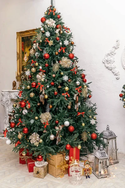 Vánoční Interiér Vánoční Stromeček Zdobený Červenými Zlatými Kuličkami Luky Sněhové — Stock fotografie