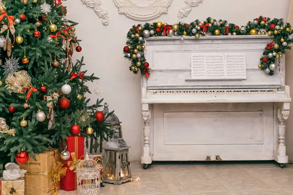 Weihnachten Interior Weihnachtsbaum Mit Geschenken Und Einem Weißen Klavier Mit — Stockfoto