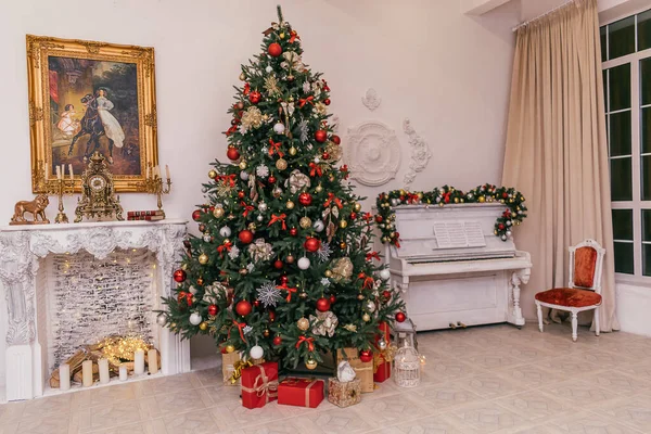 Weihnachten Interior Christmas Tree Mit Geschenken Kamin Und Weißem Klavier — Stockfoto