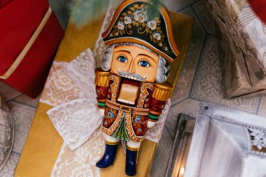 Tahta fındıkkıran ve Noel ağacının altında hediyeler. Yeni yıl ve Noel konsepti..
