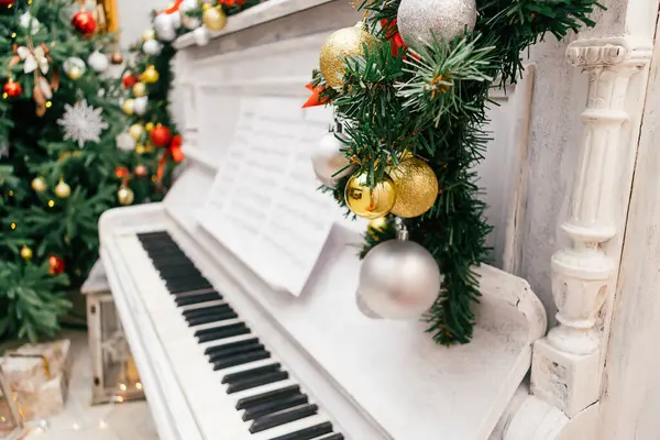 Close Silver Gold Balls Fir Branch Blurred Old White Piano — Stock Photo, Image